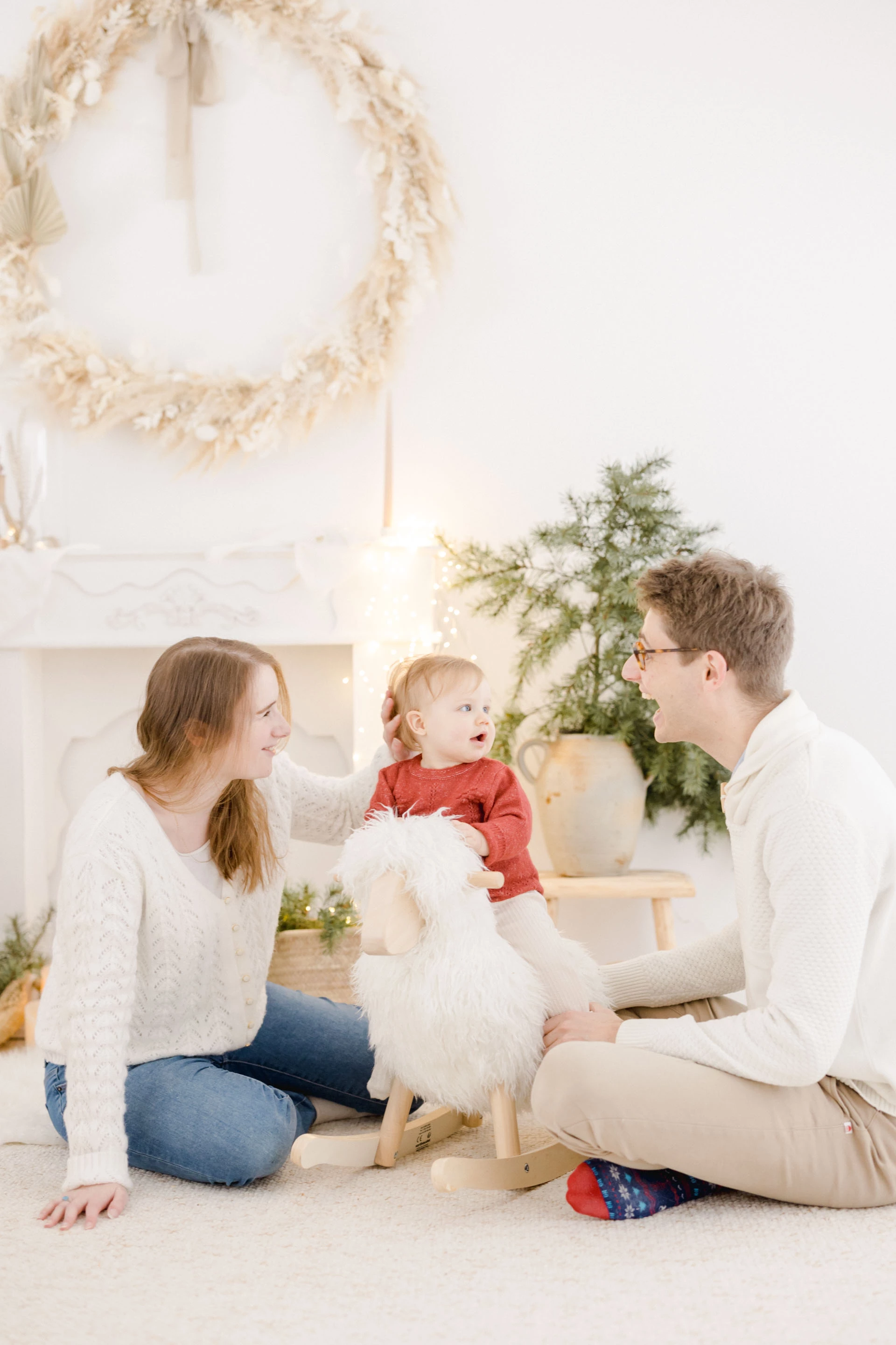 bonheur enfant famille jouer avec les enfants beige